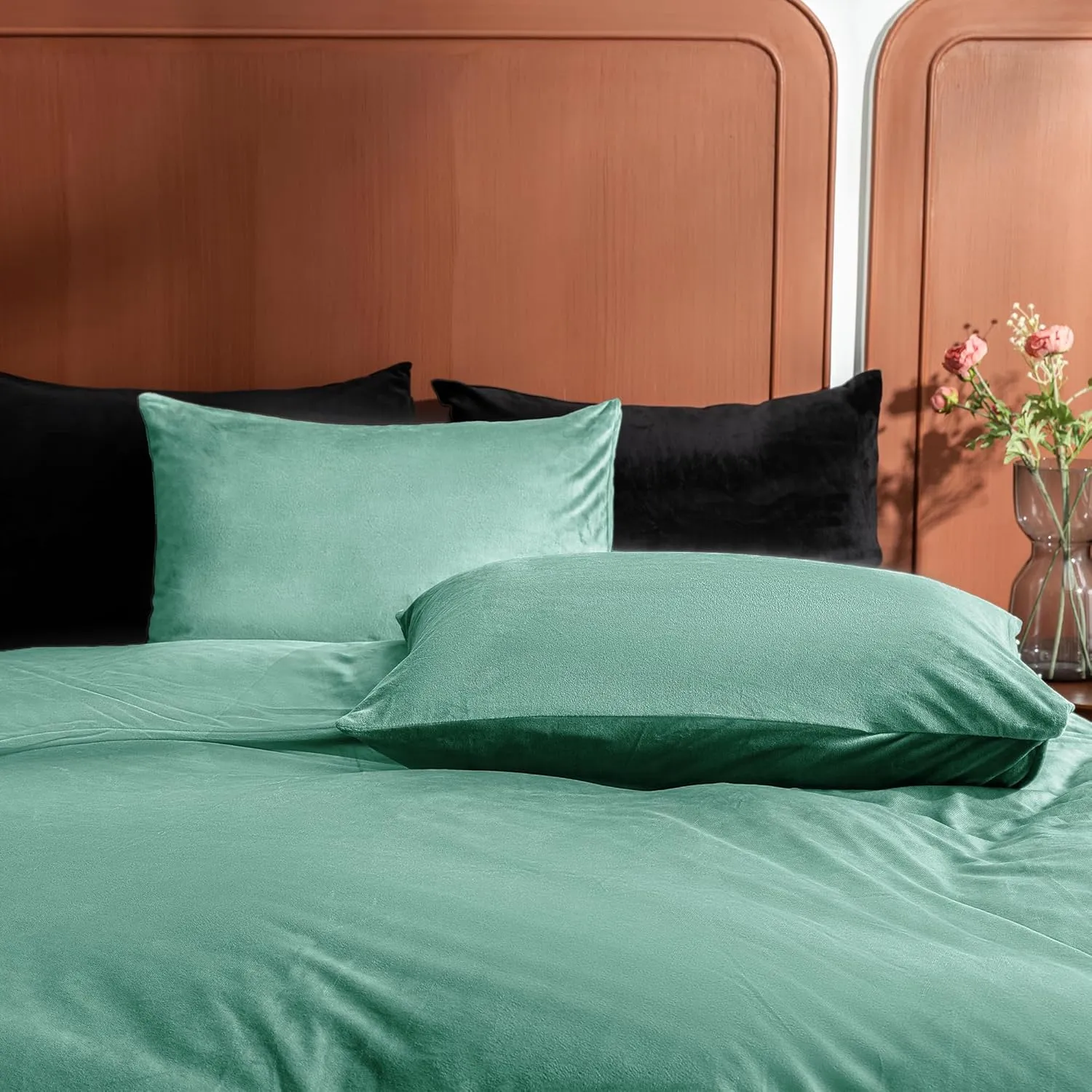 2 Pack Zippered Velvet King Pillowcases, Super Soft and Cozy Luxury Fuzzy Flannel Pillow Cases with Zipper, 20x36 Inches, Green