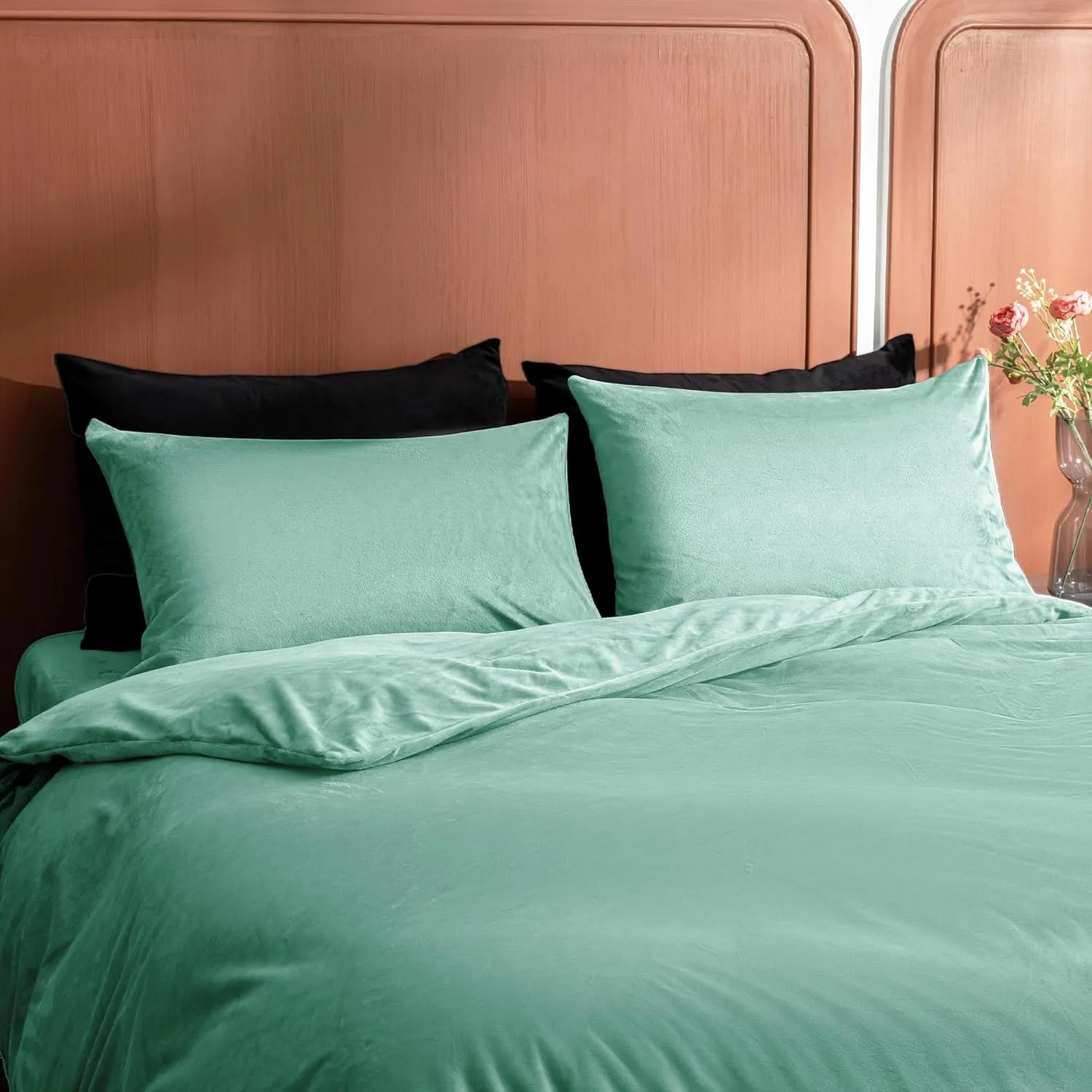 2 Pack Zippered Velvet King Pillowcases, Super Soft and Cozy Luxury Fuzzy Flannel Pillow Cases with Zipper, 20x36 Inches, Green