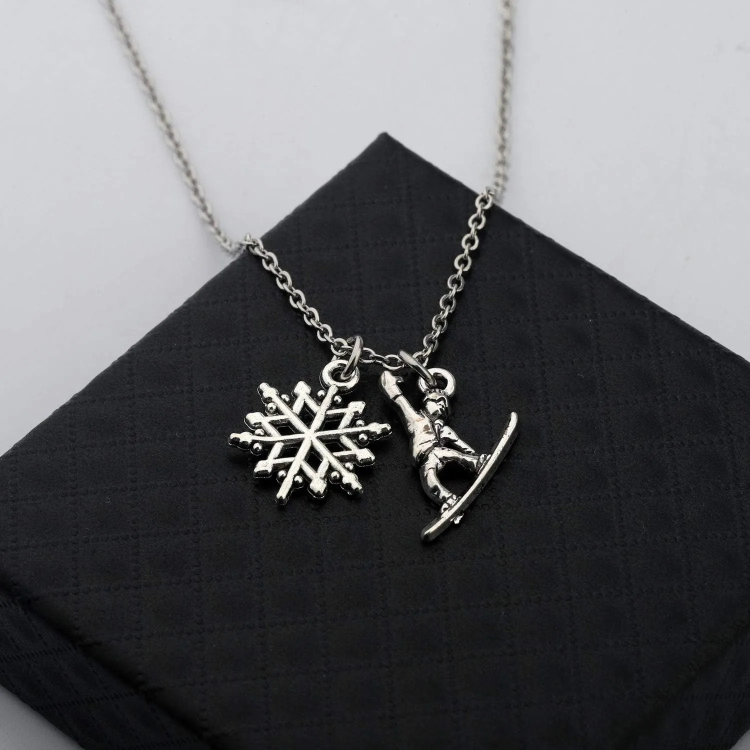CHOORO Snowboarder Gift Snowboard and Snowflake Pendant Snowboarding Necklace Snowboarder Team Gift