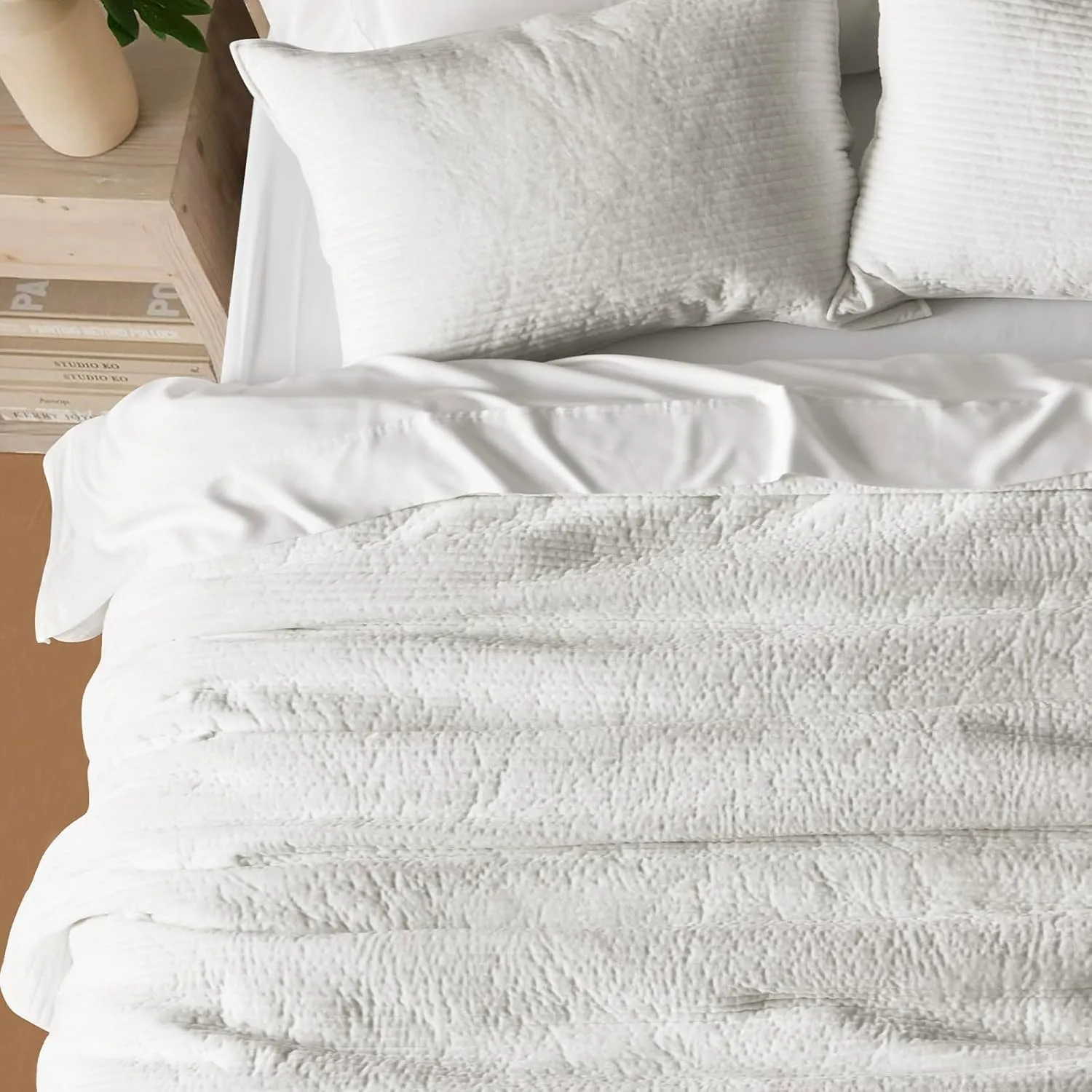 EVERGRACE Velvet Quilt Set Queen Size, Luxurious Soft Quilted Bedding Sets, Lightweight Velvet Comforter for All Season, Striped Channel Bedspread Coverlet with 2 Shams, Bright White