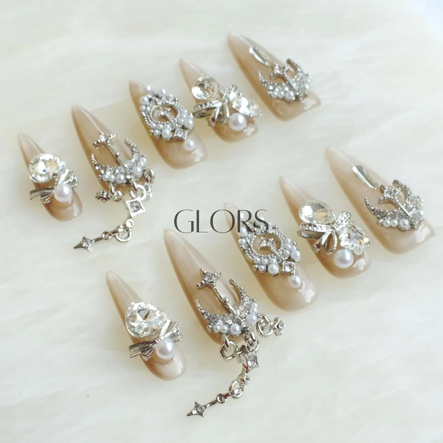 [GLORS] Luxury Press-On Nails, Nude False Nails with Rhinestones and Pearl Chain in Long Stiletto, 10 Pieces (S, LS)