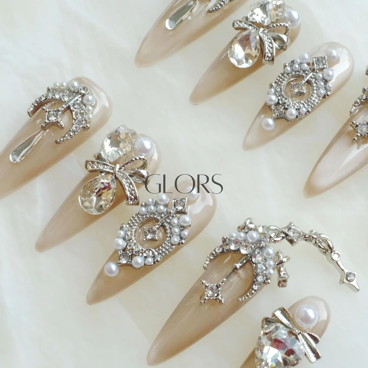 [GLORS] Luxury Press-On Nails, Nude False Nails with Rhinestones and Pearl Chain in Long Stiletto, 10 Pieces (S, LS)