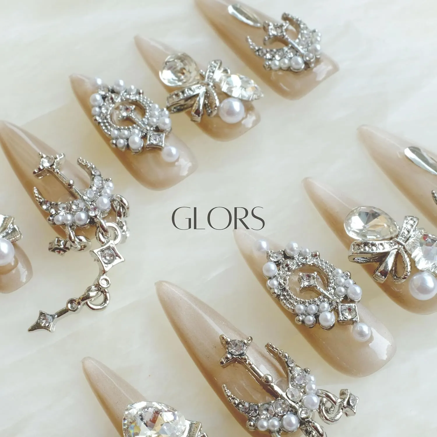 [GLORS] Luxury Press-On Nails, Nude False Nails with Rhinestones and Pearl Chain in Long Stiletto, 10 Pieces (S, LS)