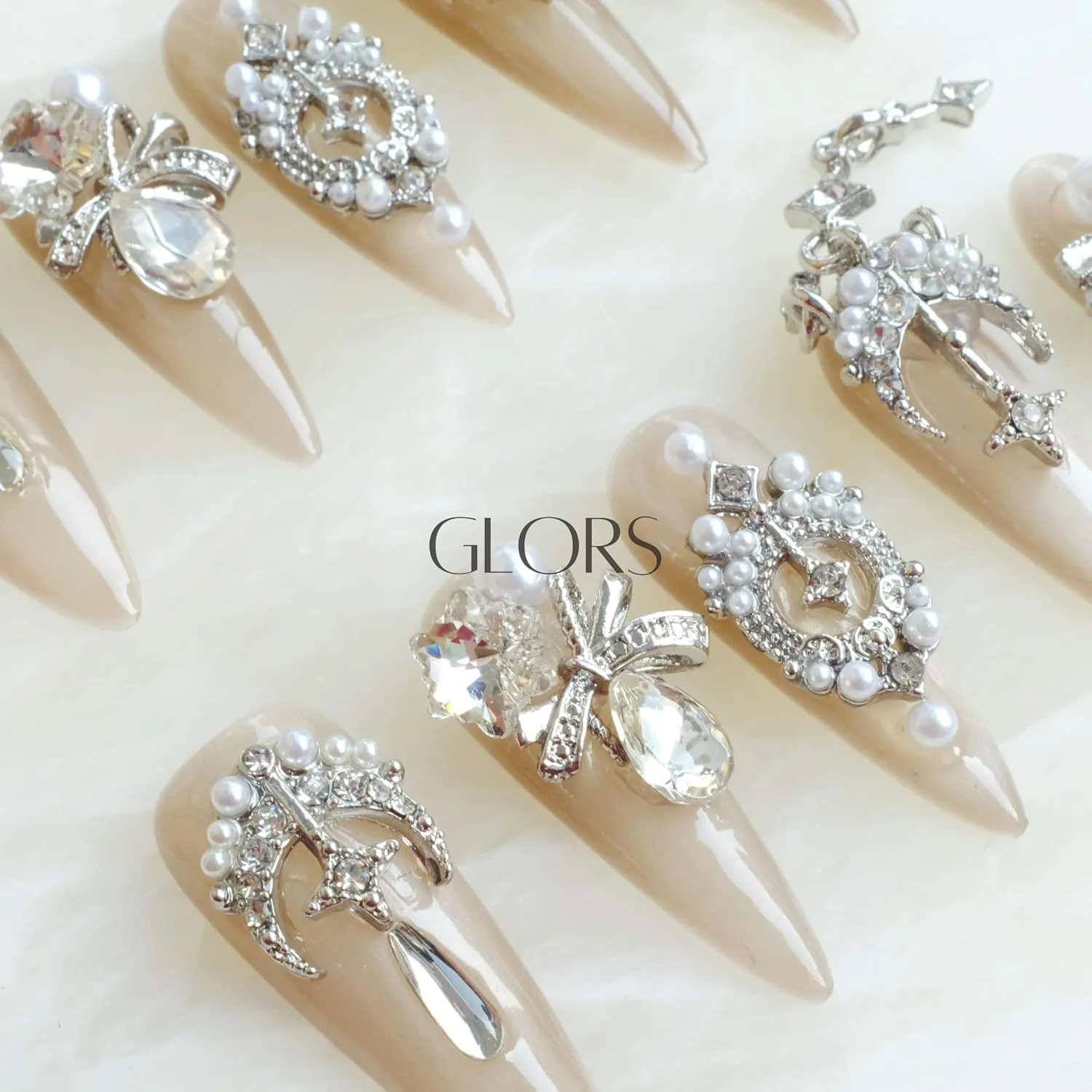 [GLORS] Luxury Press-On Nails, Nude False Nails with Rhinestones and Pearl Chain in Long Stiletto, 10 Pieces (S, LS)