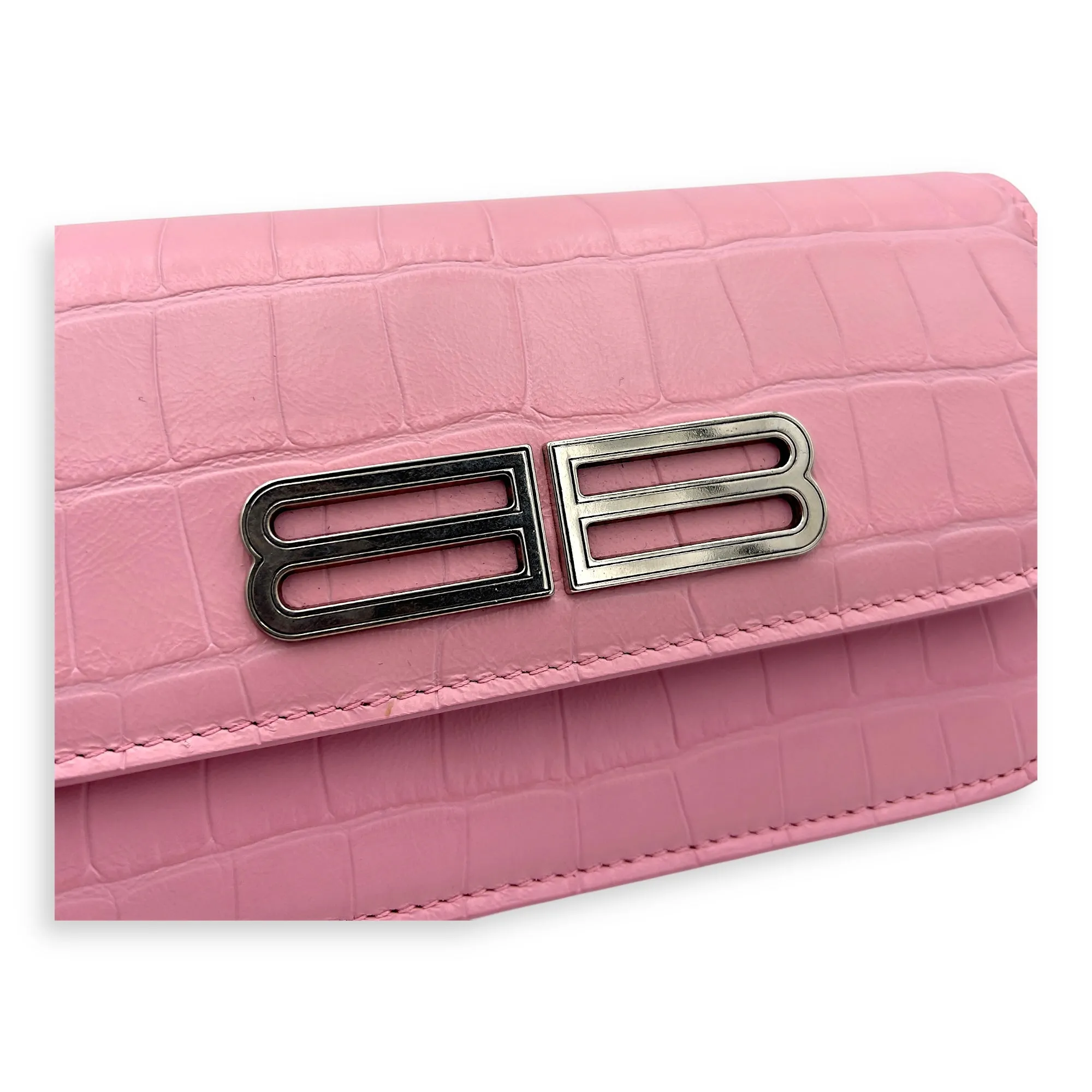 Gossip Pink Wallet On Chain in Crocodile Embossed Calfskin, Silver hardware