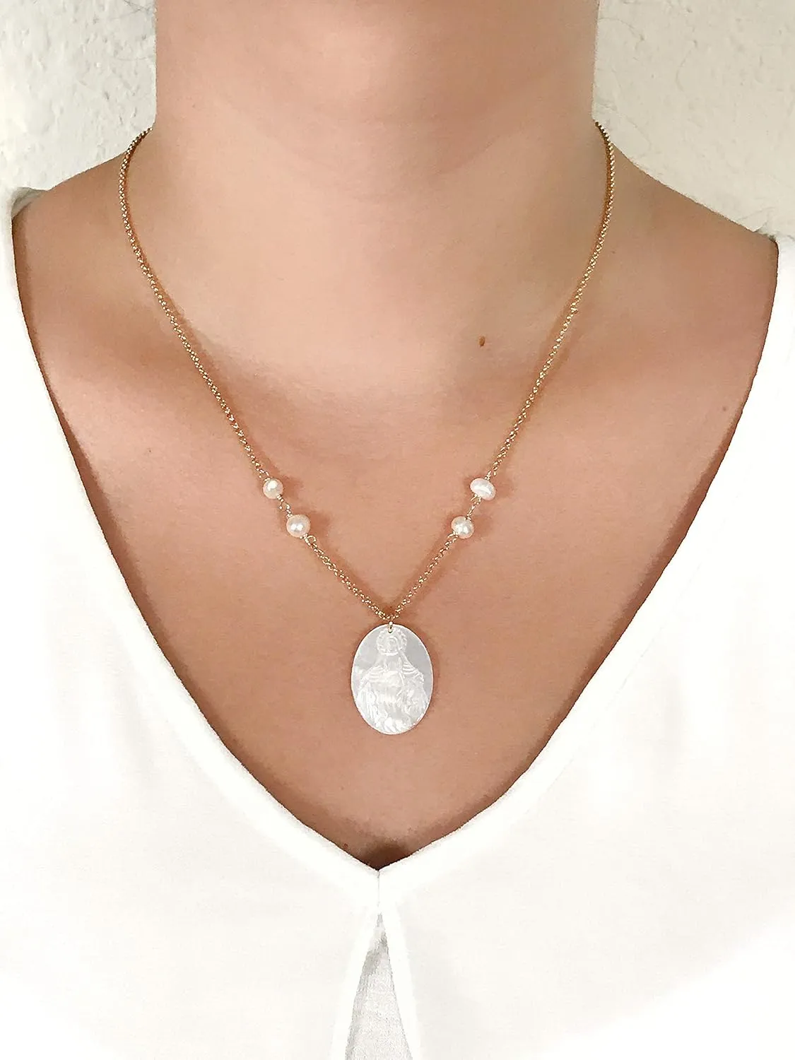 SIFRIMANIA Catholic Religious Necklace with Freshwater Pearls and Mother of Pearl Virgin Mary Pendant (Miraculous)