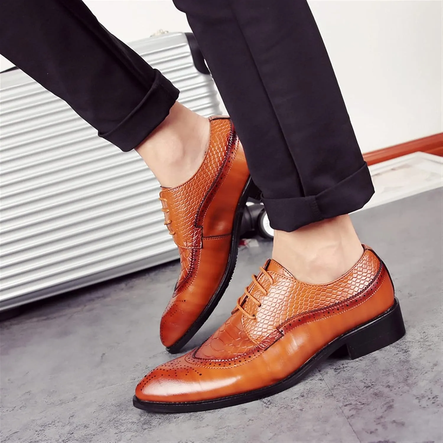 Single Season Dress Oxford Shoes for Men Lace Up Brogue Embossed Crocodile Embossed Leather Low Top Rubber Sole Slip Resistant Anti-Slip Block Heel Party Very Popular Among Young People