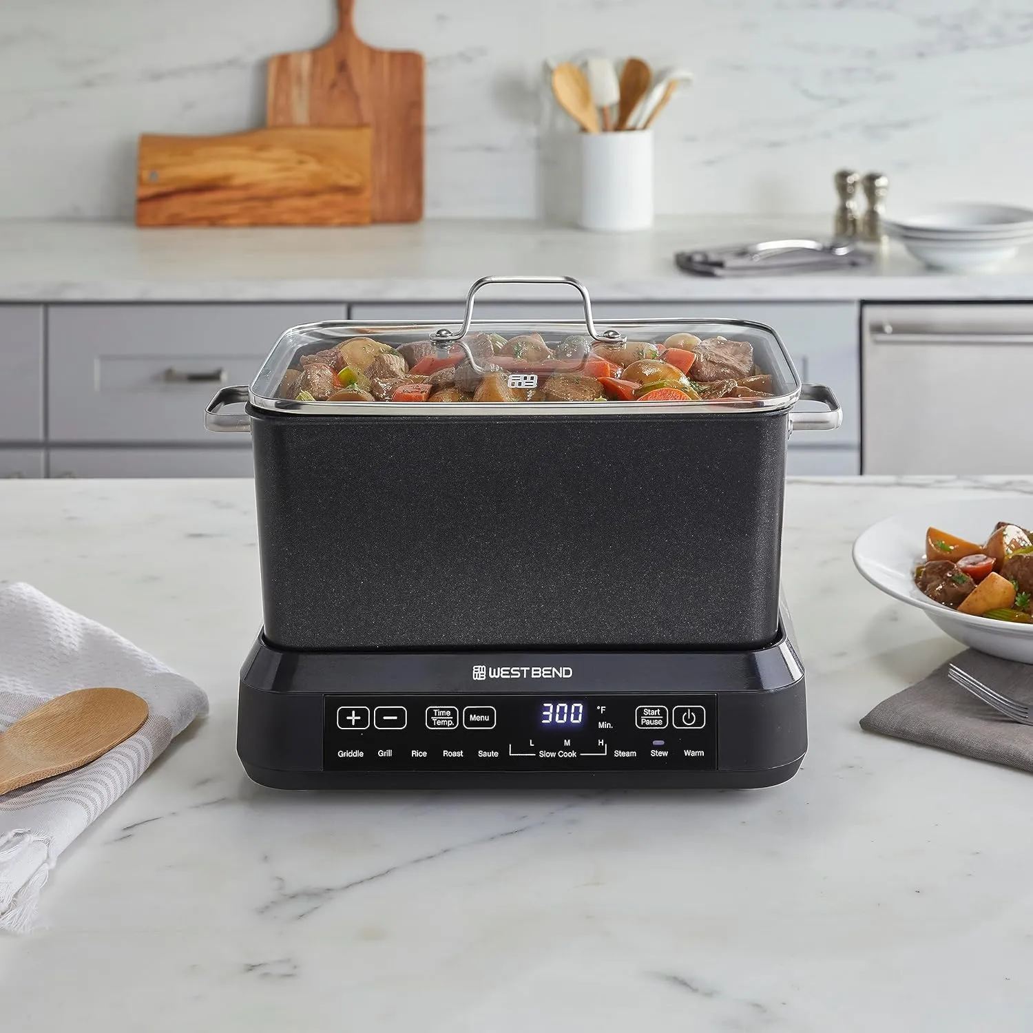 West Bend Versatility Plus Slow Cooker, Large-Capacity Non-Stick Multicooker with Variable Temperature Control, 20 Cooking Functions, 6-Quart, Black